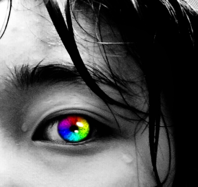 虹色の瞳